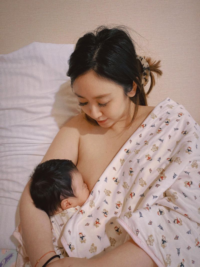 ▲蔡允潔給女兒餵母奶，畫面溫馨。（圖／翻攝自蔡允潔臉書）