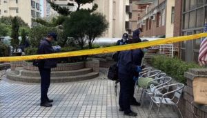69歲的張姓陸籍女子,持刀砍死42歲的邱姓台籍同住女友人,之後疑似畏罪墜樓死亡。(圖/翻攝畫面) ▲69歲的張姓陸籍女子,持刀砍死42歲的邱姓台籍同住女友人,之後疑似畏罪墜樓死亡。(圖/翻攝畫面)