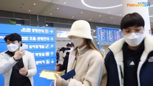 ▲周子瑜回到韓國準備開工，並以一身毛茸茸的裝扮現身機場。（圖／翻攝周子瑜IG、뉴스엔·NewsenTV YouTube）
