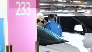 ▲周子瑜回到韓國準備開工，並以一身毛茸茸的裝扮現身機場。（圖／翻攝周子瑜IG、뉴스엔·NewsenTV YouTube）