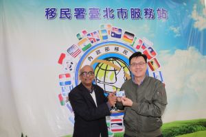 教授(左)申獲梅花卡,與移民署北區事務大隊林澤謙(右)大隊長合影。(圖/移民署提供) ▲教授(左)申獲梅花卡,與移民署北區事務大隊林澤謙(右)大隊長合影。(圖/移民署提供)