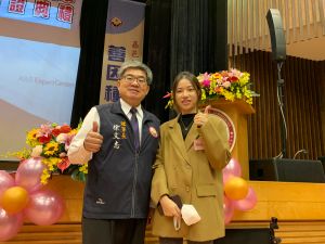 阮氏蘭與嘉邑行善團徐文志理事長合影留念。(圖/移民署提供) ▲阮氏蘭與嘉邑行善團徐文志理事長合影留念。(圖/移民署提供)
