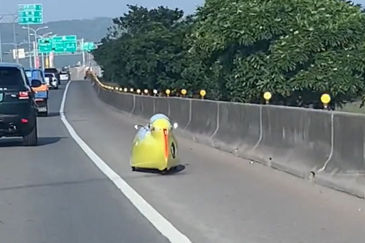 ▲西濱有黃色小鴨在「瘋狂倒退嚕」，網友曝是進口車，價格驚人。（圖／TiKTok：lucky_0927）