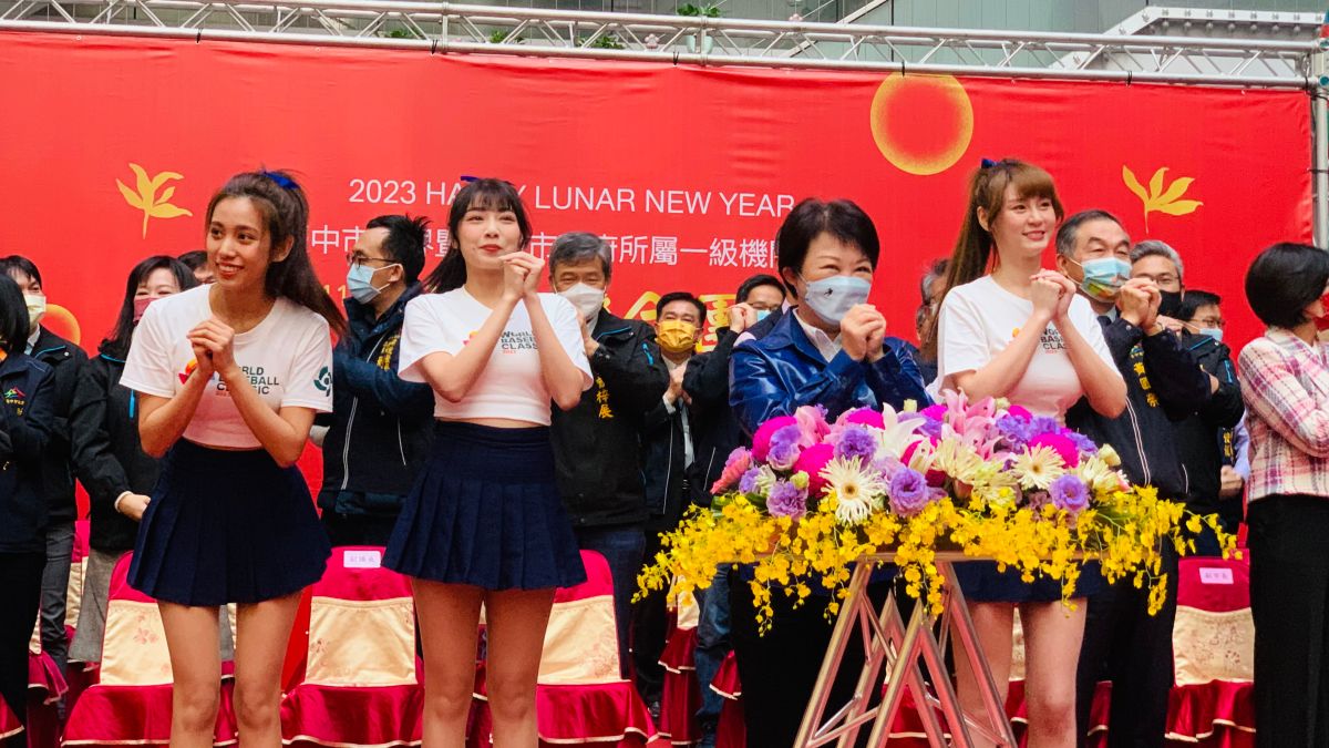 ▲盧秀燕帶著3名中信女孩一起團拜，宣傳3月將上場的世界棒球經典賽、亞錦賽。（圖／記者顏幸如攝，2023.01.30）