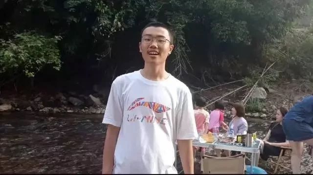 ▲江西15歲學生胡鑫宇在校離奇失蹤106天後，被發現在一牆之隔的校旁樹林中縊吊身亡，震驚社會。（圖／翻攝自南方周末）