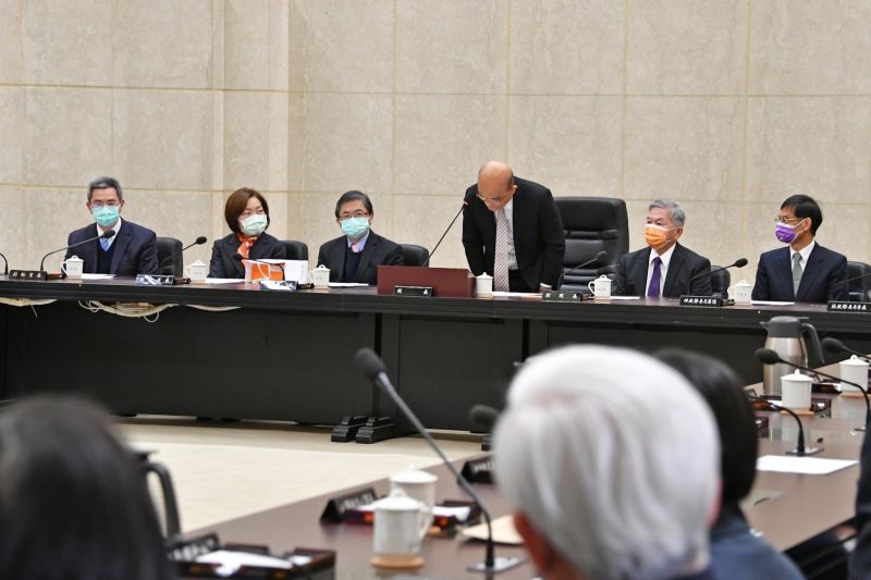 ▲蘇貞昌今於行政院會通過內閣總辭案，鞠躬向行政團隊表達感謝之意。（圖／行政院提供）
