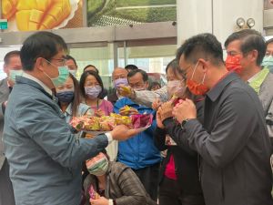 黃偉哲率領市府團隊新春團拜旺兔順利要戮力讓市民過更好