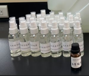 點石成金! 中市環保局打造「ZERO WASTE」環保農園見成效 ▲收成的香草植物經蒸餾方式提取精油、天然純露,再將精油結合回收的廢食用油製成香氛家事皂,開發獨有環保產品超受歡迎。(圖/環保局提供)
