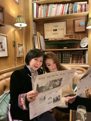 ▲吳淡如（左）和女星艾莉絲在法國餐廳感受浪漫氣氛。（圖／翻攝自吳淡如FB）