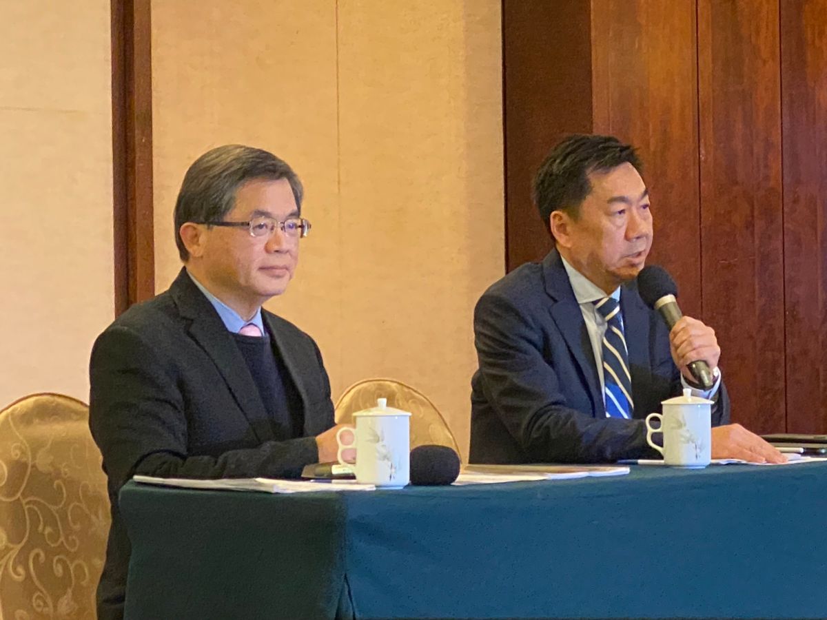 ▲李孟諺（左）表示全民普發現金有望在原訂4月份前發放。（圖／記者陳威叡攝，2023.01.30）