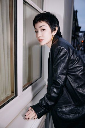 ▲郭采潔巴黎時尚照帥氣登場。(圖/翻攝自微博) ▲郭采潔巴黎時尚照帥氣登場。(圖/翻攝自微博)