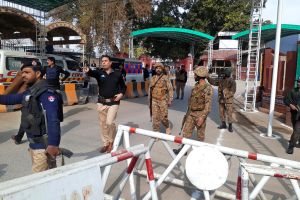 ▲巴基斯坦警方協助維持清真寺爆炸現場秩序與醫護動線。（圖／美聯社／達志影像）