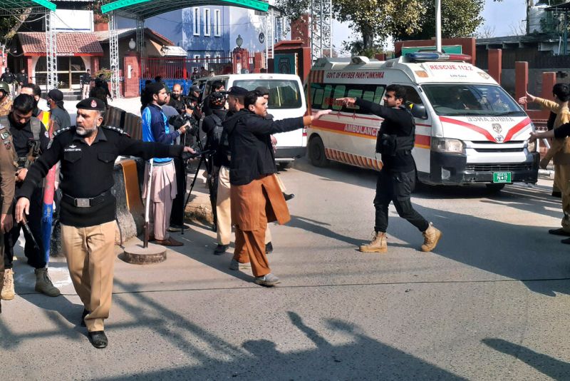 ▲巴基斯坦西北部城市白夏瓦（Peshawar）稍早傳出自殺式爆炸，最新消息稱至少96人受傷、20人殉難。（圖／美聯社／達志影像）