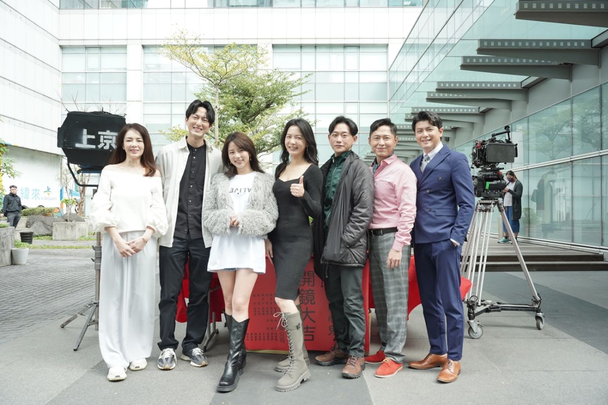 ▲電影《開心鬼》今日開鏡，林美貞（左起）、邱昊奇、王上菲、何蓓蓓、陳家逵、邱逸峰、唐豐。（圖／緯來電影台提供）