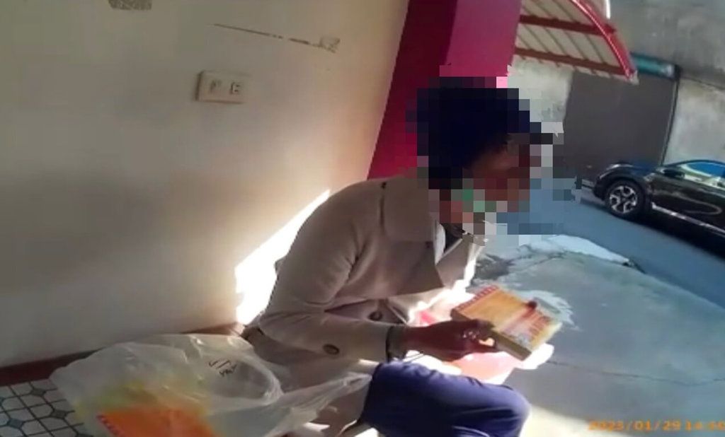 ▲苗栗縣警察局苗栗分局30日透過新聞稿指出，苗栗地區近日氣溫驟降，有員警巡邏見一名男子衣著單薄獨坐土地公廟內，主動上前關懷欲轉介社福單位，查閱身分時意外發現男子是名通緝犯，雖同情給予熱食，仍依法解送歸案。（圖／翻攝畫面）