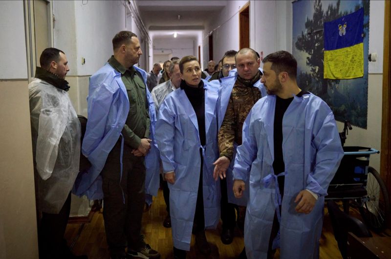 ▲烏克蘭總統澤倫斯基30日走訪烏南城市尼古拉耶夫（Mykolaiv），期間與丹麥總理佛瑞德里克森（Mette Frederiksen）會面，並且一同探視烏克蘭傷兵。（圖／美聯社／達志影像）