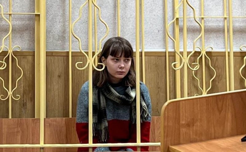 ▲俄羅斯1名19歲的少女，因為批評俄國軍隊以及對烏克蘭的戰爭，遭當局以恐怖分子為由囚禁。（圖／翻攝自鏡報）