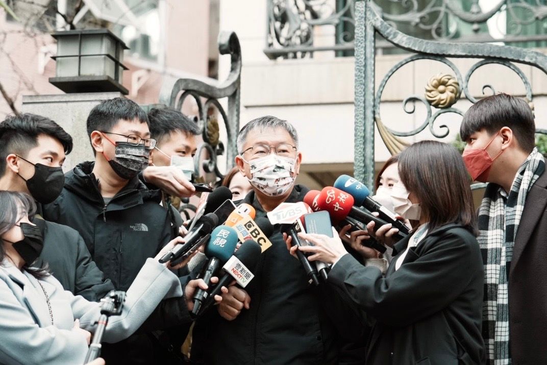 ▲前台北市長柯文哲最後一天到台大醫院上班，柯上班前接受媒體聯訪。（圖／民眾黨提供）