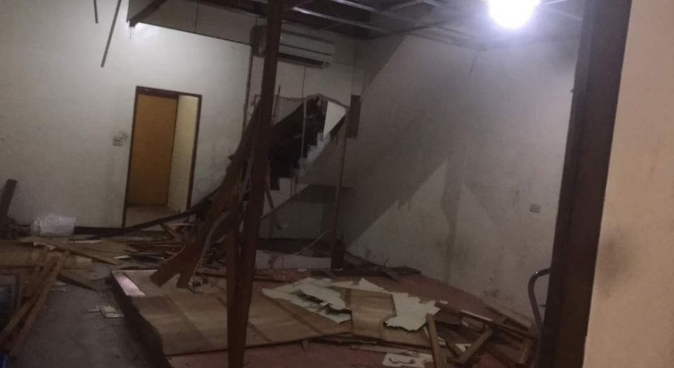 ▲日前一位工人協助朋友的案場拆屋，沒想到途中意外發現了一大包黃金，並立即全數歸還。（圖／翻攝《靈異公社》）