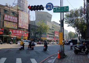 ▲2月1日起,大順路有左轉專用車道9處路口,將配合輕軌施工進度陸續關閉各路口左轉時相。(圖/高市府捷運局提供) ▲2月1日起,大順路有左轉專用車道9處路口,將配合輕軌施工進度陸續關閉各路口左轉時相。(圖/高市府捷運局提供)