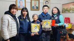 移民署北區事務大隊宜蘭縣服務站主任簡玉屏特別攜手宜萱婦幼關懷協會理事長藍靜宜,與李昆昌同學及阿嬤合影。(圖/移民署提供) ▲移民署北區事務大隊宜蘭縣服務站主任簡玉屏特別攜手宜萱婦幼關懷協會理事長藍靜宜,與李昆昌同學及阿嬤合影。(圖/移民署提供)