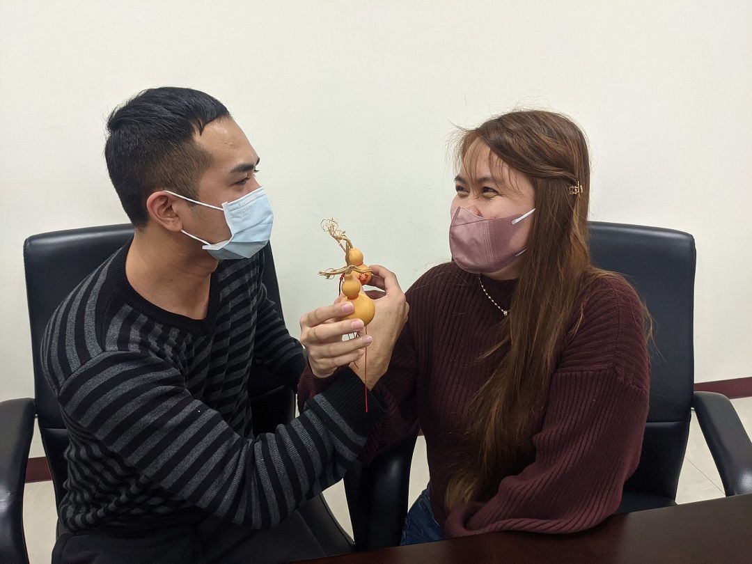 ▲夫妻共飲交杯酒，象徵新婚夫妻連為一體。（圖／移民署）