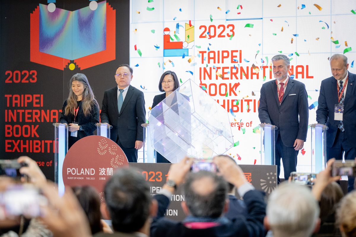 ▲蔡英文出席2023台北國際書展，他透露「我事實上是很羨慕今天可以來參加書展的人」，更自曝自己書架上的書多到沒時間好好閱讀。（圖／總統府提供）