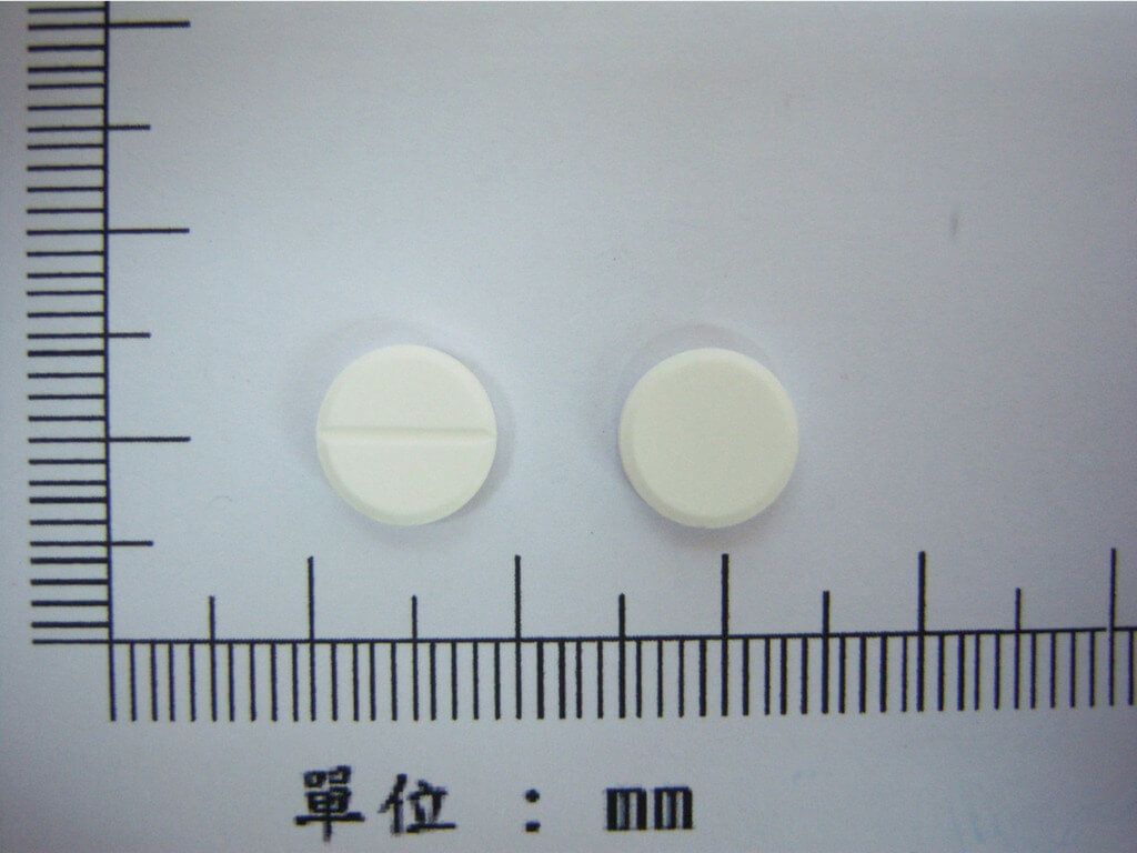 ▲食藥署31日公布，治療焦慮的「百事隆錠10毫克（鹽酸布匹隆）」，因藥品外觀異常，出現黑色斑點，立即啟動回收。（圖／食藥署提供）