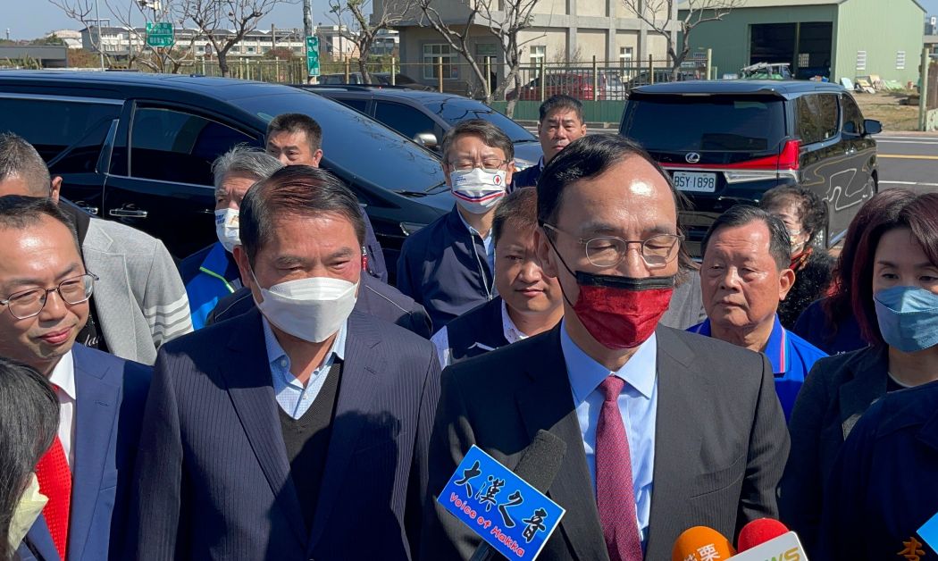 ▲朱立倫與遭國民黨開除黨籍的苗栗縣長鍾東錦同台。（圖／國民黨提供）