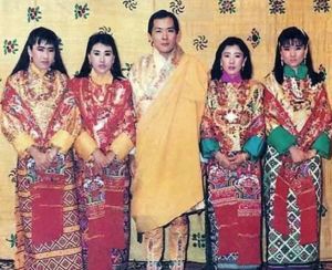 ▲多傑旺姆年輕時就與3個妹妹一起嫁給時任不丹國王的吉格梅·辛格·旺楚克。（圖／翻攝自網路）