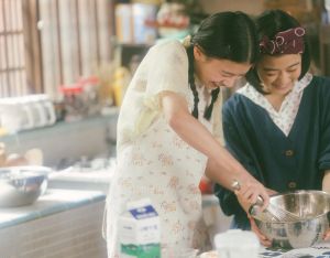 ▲《舞伎家的料理人》講述兩位16歲女生野月季代（森七菜飾）及戶來堇（出口夏希飾）的追夢歷程。（圖／翻攝自Netflix）