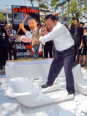 ▲有泰國「洗浴大王」、「爆料王」之稱的前議員丘威（Chuwit Kamolvisit）。（圖／美聯社／達志影像）