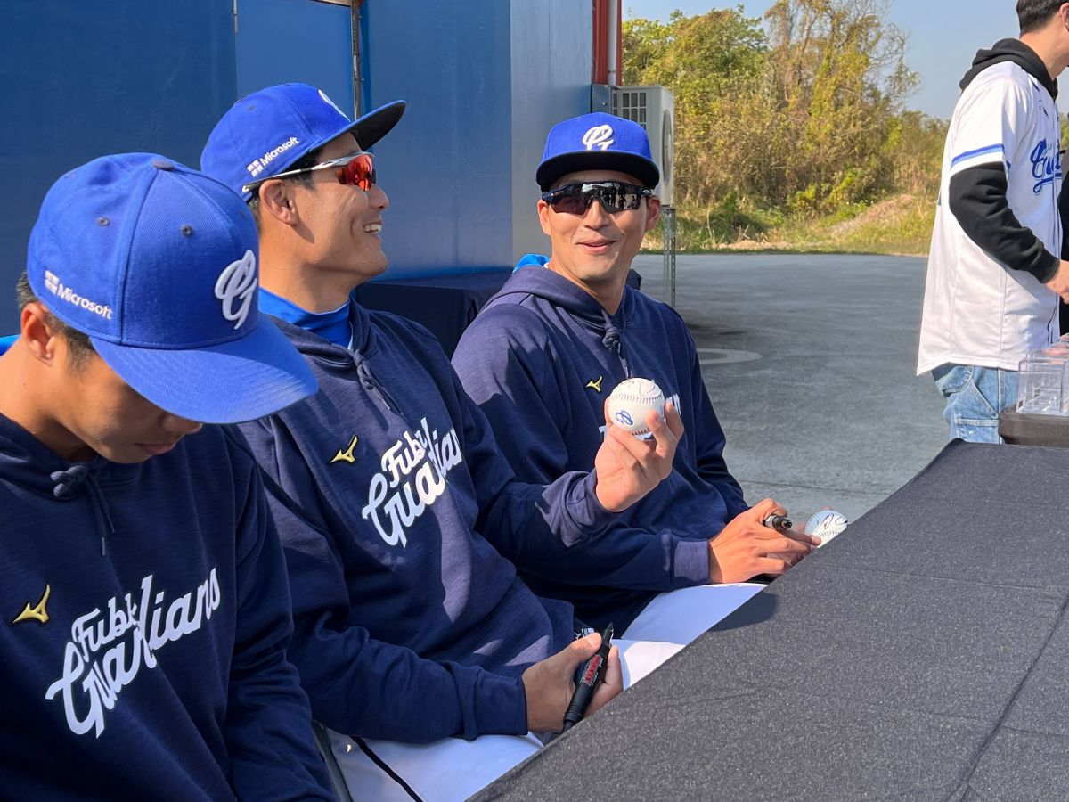 ▲富邦悍將外野手林哲瑄(右)(圖/記者簡名杉攝)