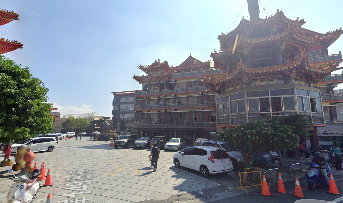 ▲一名70歲阿公準備停車時，意外輾過孫子的左腳，造成其腳掌出現嚴重變形。（圖／翻攝google地圖）