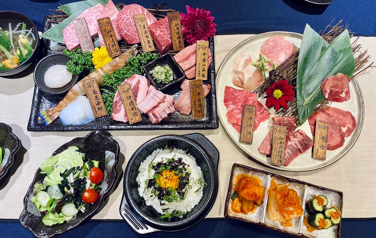 ▲台北東區「上吉燒肉」自2/14西洋情人節起加開午餐時段，限量午宴套餐只要880元起，就能享受到晚餐人氣澳洲鹽蔥牛舌、外橫隔膜、美國牛小排、霜降豬等5種特選肉品。更隆重祭出「翻玩上吉特別饗宴」，每週五由專人桌邊服務，爽吃2道前菜＋9道主菜＋1道甜點還有6杯搭餐調酒，大啖和牛懷石料理！（圖／記者蕭涵云攝）