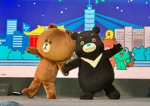 ▲LINE FRIENDS「熊大 BROWN」與台北市「熊讚BRAVO」於「2023年台灣燈會在台北」首度同台。(圖／記者周淑萍攝)