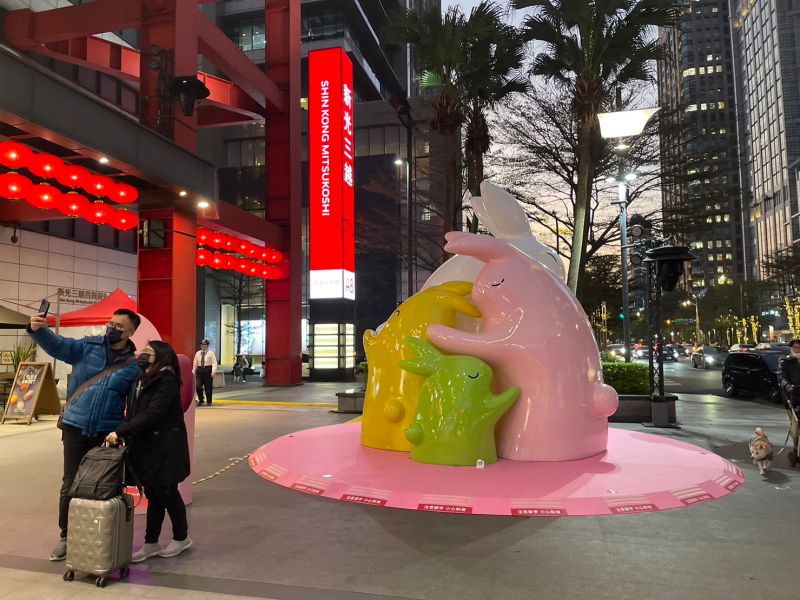 ▲2023台灣燈會不只有三大舞台及350多場表演項目,還有一整個城市光廊延伸到國父紀念館、松山文創園區、東區商圈等等。(圖/記者汪睿琦攝)