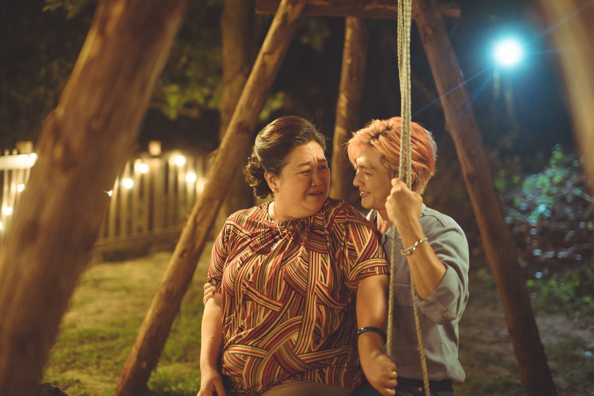 ▲《我的婆婆怎麼把OO搞丟了》鍾欣凌（左）與炎亞綸片中有場意外的吻戲。（圖／威視電影提供）