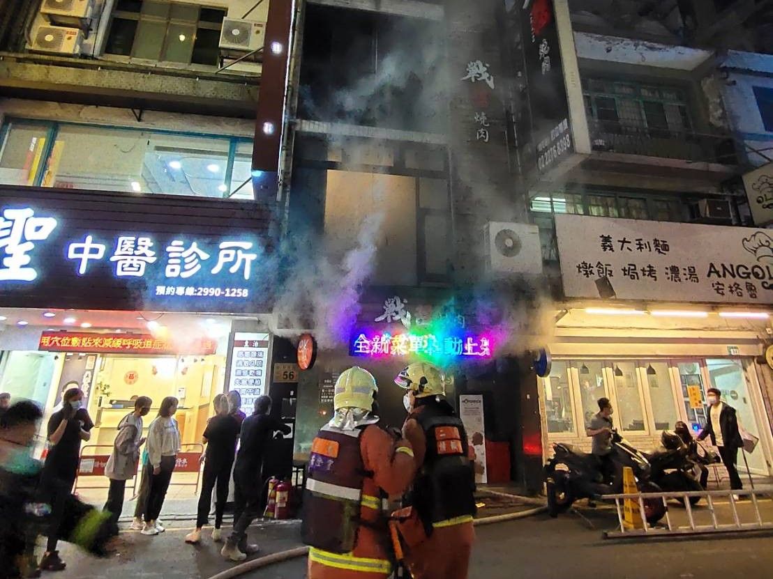 ▲警消趕抵後，在20分鐘內便將火勢撲滅。（圖／翻攝畫面）