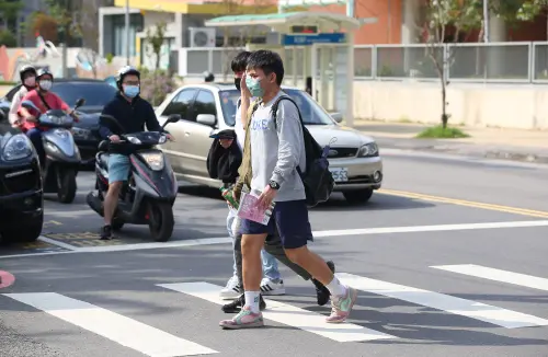 颱風最快下週一生成！今分科測驗38℃熱爆　高溫、午後雨熱區出爐
