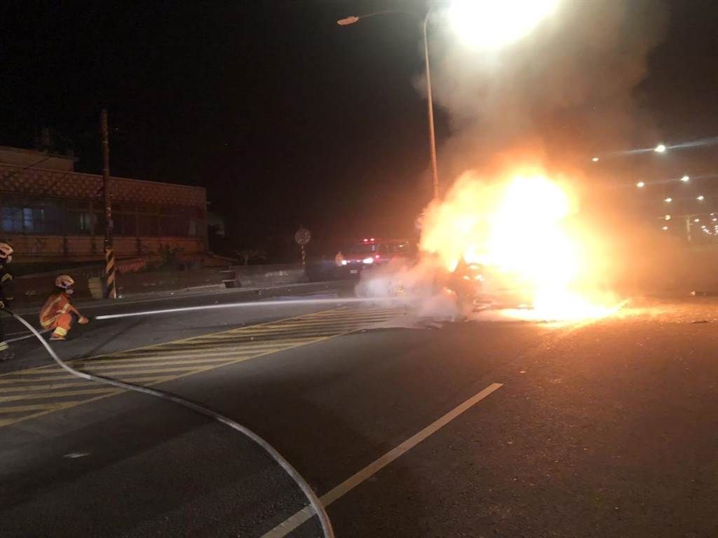 ▲桃園新屋自撞車禍火燒車，駕駛慘成焦屍。（圖／翻攝畫面）