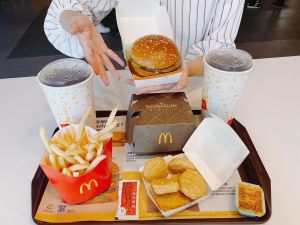 麥當勞「買1送1」優惠券爽吃42天!大薯、雞塊加1元多1件 ▲麥當勞2023「玉兔迎春優惠券」即日起至3/14大放送。(圖/台灣麥當勞提供)