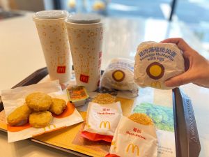 麥當勞「買1送1」優惠券爽吃42天!大薯、雞塊加1元多1件 ▲麥當勞「玉兔迎春優惠券」 ,滿福雙人早餐149元起,最高現省146元,相當於打五折。(圖/台灣麥當勞提供)