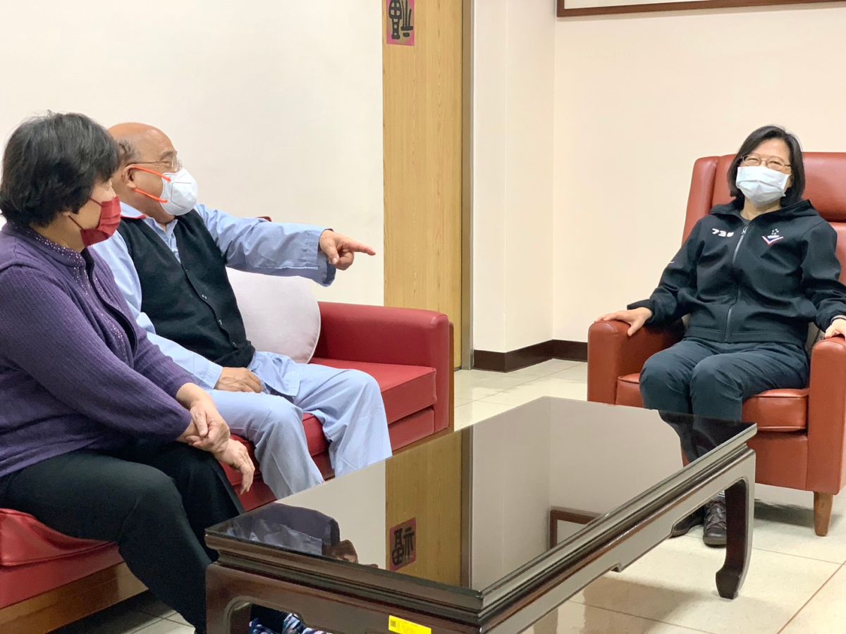 ▲（新舊任內閣團隊1月31日進行交接，蘇貞昌卸任擔任4年多的閣揆，由前副總統陳建仁接任。怎料，甫卸任，就傳出蘇貞昌住院消息，他因為腰部不適，進行微創手術，住院一晚就恢復，並無大礙。圖／翻攝蘇貞昌臉書）