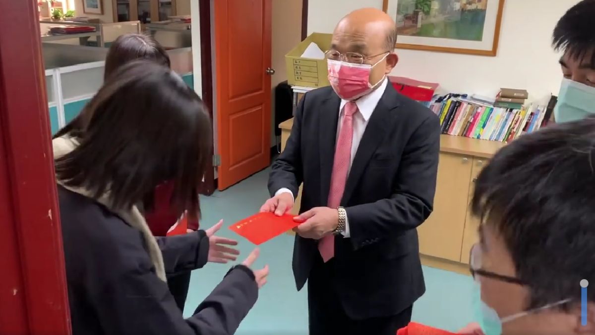 ▲蘇貞昌說，自己在大年初一時，到行政院發放紅包給留守同仁與一百多個駐衞警，又到防疫指揮中心一個樓層、一個樓層慰勉值班同仁，由於走太快不小心傷了腰。（圖／截自蘇貞昌臉書）