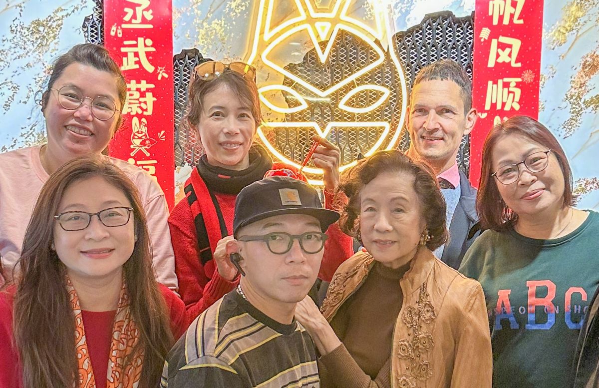 ▲莫文蔚（後排左二）開工拜年照被發現皺紋變多了。（圖／翻攝自莫文蔚微博）