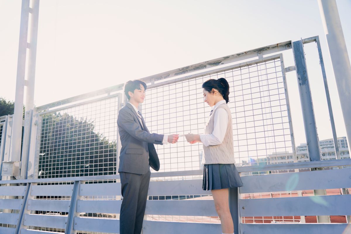 ▲AcQUA源少年的隊長黃莑茗（左）在MV中談戀愛。（圖／種子音樂提供）