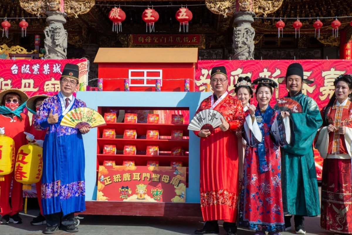 ▲台南市長黃偉哲與鹿耳門聖母廟主委王增榮歡迎民眾2/4前來體驗迎春牛及欣賞高空煙火（圖／正統鹿耳門聖母廟提供）