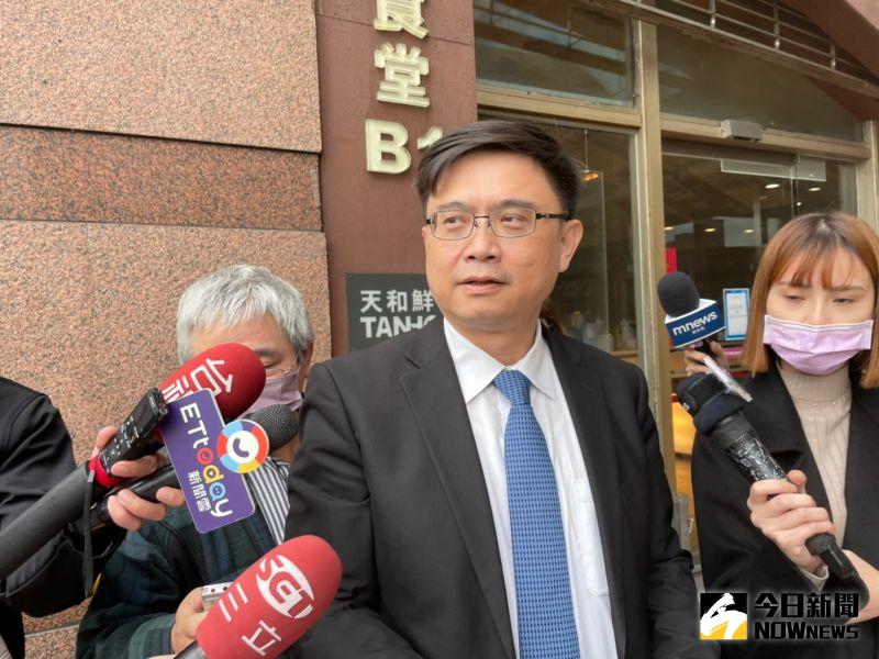 ▲賴瑞隆覺得,穩定住物價相對重要,「因為一旦漲上去,就回不來了」,希望電價這時候先不要漲,等到7月「新民意」出來之後再做決定。(圖/記者黃宣尹攝,2023.02.01)