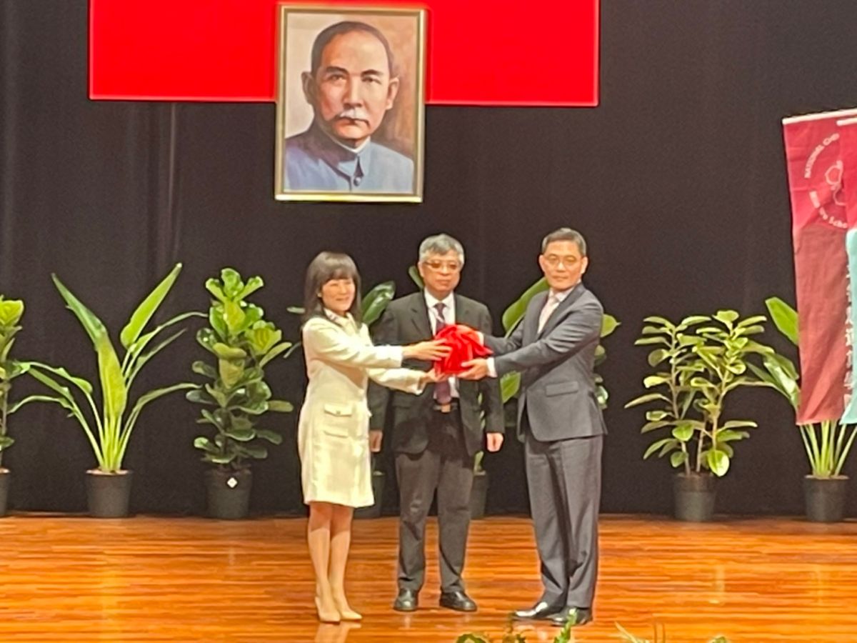 ▲第18任成大校長沈孟儒在教育部政務次長劉孟奇的見證下，從卸任校長蘇慧貞手中接過印信，正式就任（圖／記者林怡孜攝，2023,02,01）